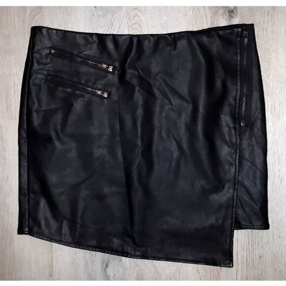 Hot Topic Black Faux Leather Asymmetrical Short Skirt Size Medium Goth Punk Rock - Picture 1 of 6